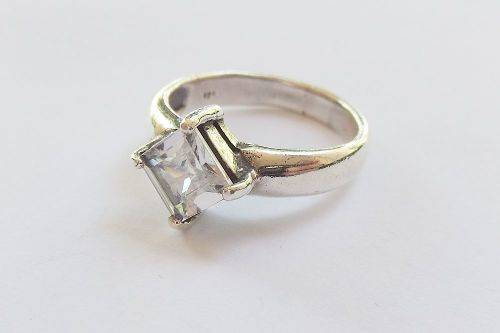 A FABULOUS HIGH QUALITY SOLID STERLING SILVER RING SET WITH A FACETED CZ STONE !! FULLY TESTED !!