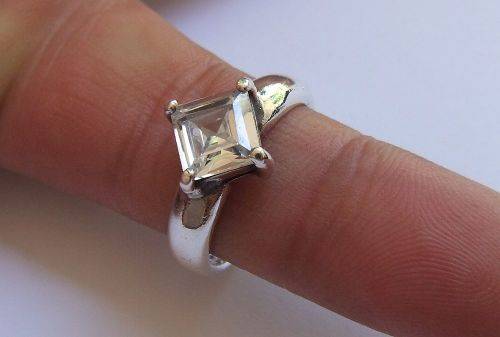 A FABULOUS HIGH QUALITY SOLID STERLING SILVER RING SET WITH A FACETED CZ STONE !! FULLY TESTED !!