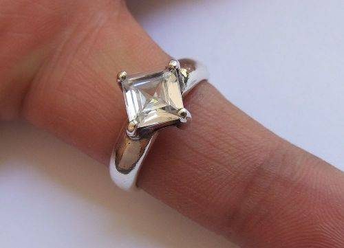 A FABULOUS HIGH QUALITY SOLID STERLING SILVER RING SET WITH A FACETED CZ STONE !! FULLY TESTED !!