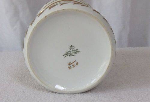 SO CLASSY !! A VINTAGE GERMAN PORCELAIN VASE BY ALBOTH & KAISER BAVARIA IN THE SEVRES PATTERN