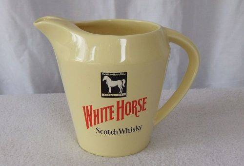 R1 START !! A VINTAGE WHITE HORSE SCOTCH WHISKY ADVERTISING PUB WATER JUG BY WADE ENGLAND