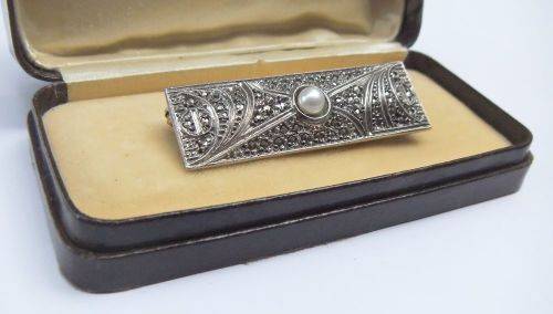 A GORGEOUS VINTAGE SOLID 935 SILVER BROOCH SET WITH MARCASITE AND A GENUINE PEARL !! PLUS BOX !!