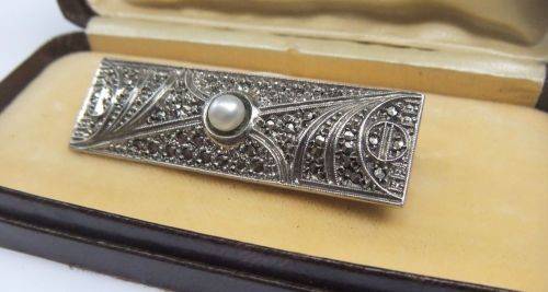 A GORGEOUS VINTAGE SOLID 935 SILVER BROOCH SET WITH MARCASITE AND A GENUINE PEARL !! PLUS BOX !!