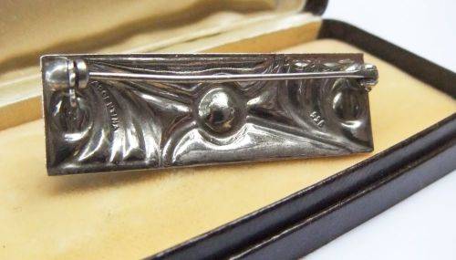 A GORGEOUS VINTAGE SOLID 935 SILVER BROOCH SET WITH MARCASITE AND A GENUINE PEARL !! PLUS BOX !!