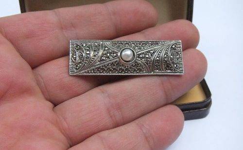 A GORGEOUS VINTAGE SOLID 935 SILVER BROOCH SET WITH MARCASITE AND A GENUINE PEARL !! PLUS BOX !!