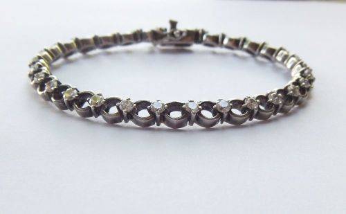 A CLASSY VINTAGE LOOK SOLID STERLING SILVER BRACELET WITH SAFETY CLASP AND FACETED STONES !! LOOK !!