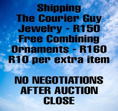 A GORGEOUS GENUINE FRESH WATER PEARL & GLASS CUBE NECKLACE WITH STERLING SILVER BALL CLASP