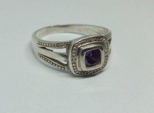 KYK !! A LOVELY SOLID STERLING SILVER RING SET WITH A SINGLE FACETED PURPLE STONE !! FULLY TESTED !!