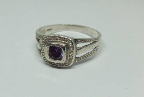 KYK !! A LOVELY SOLID STERLING SILVER RING SET WITH A SINGLE FACETED PURPLE STONE !! FULLY TESTED !!