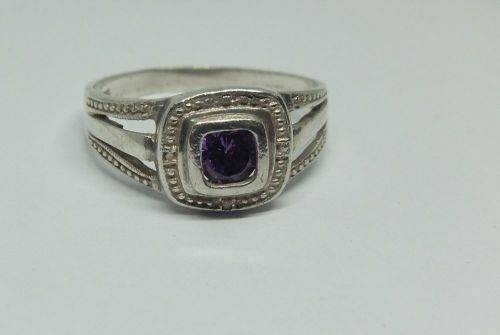 KYK !! A LOVELY SOLID STERLING SILVER RING SET WITH A SINGLE FACETED PURPLE STONE !! FULLY TESTED !!