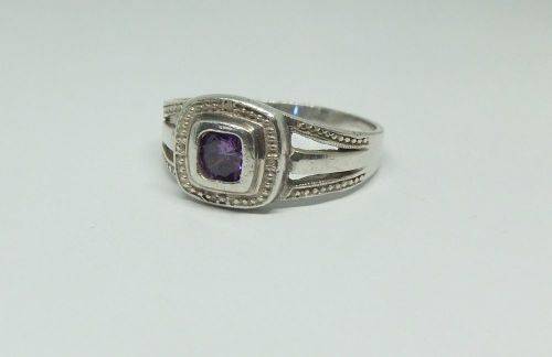 KYK !! A LOVELY SOLID STERLING SILVER RING SET WITH A SINGLE FACETED PURPLE STONE !! FULLY TESTED !!