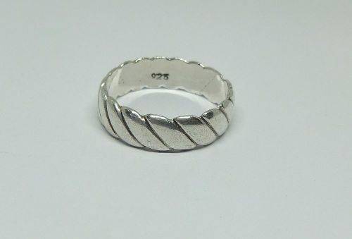 SOMETHING DIFFERENT !! A GOOD QUALITY SOLID STERLING SILVER WEDDING RING / BAND - STAMPED AND TESTED