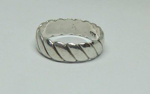 SOMETHING DIFFERENT !! A GOOD QUALITY SOLID STERLING SILVER WEDDING RING / BAND - STAMPED AND TESTED