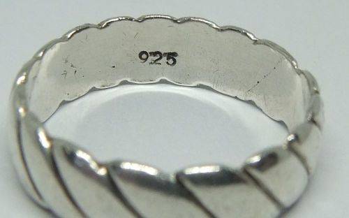 SOMETHING DIFFERENT !! A GOOD QUALITY SOLID STERLING SILVER WEDDING RING / BAND - STAMPED AND TESTED