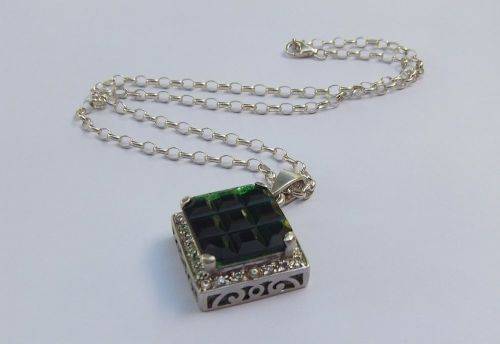 A GORGEOUS STERLING SILVER PENDANT WITH A BIG FACETED GREEN STONE PLUS A STERLING SILVER NECKLACE !!
