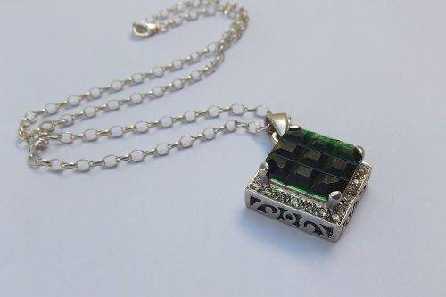 A GORGEOUS STERLING SILVER PENDANT WITH A BIG FACETED GREEN STONE PLUS A STERLING SILVER NECKLACE !!