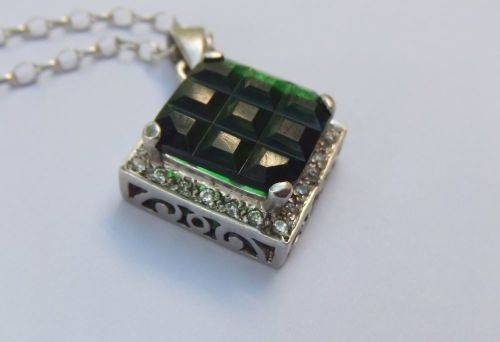 A GORGEOUS STERLING SILVER PENDANT WITH A BIG FACETED GREEN STONE PLUS A STERLING SILVER NECKLACE !!