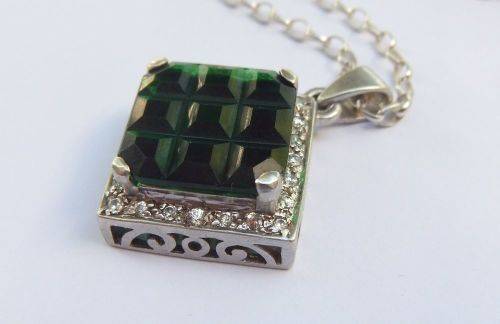 A GORGEOUS STERLING SILVER PENDANT WITH A BIG FACETED GREEN STONE PLUS A STERLING SILVER NECKLACE !!
