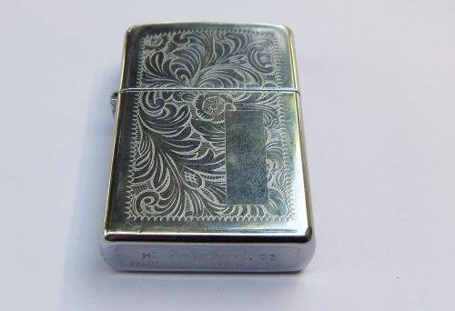 AN ORIGINAL ZIPPO WITH CARTOUCHE FOR A DEDICATION ( ENGRAVING ) - SPARKING AND WORKING !!