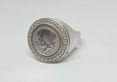 AN AWESOME BIG SOLID STERLING SILVER COIN TYPE RING IN SUPERB CONDITION !! GREAT WEIGHT !!