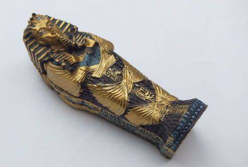 IT`S ALIVE !! NOT REALLY ! A HIGHLY DETAILED EGYPTIAN SARCOPHAGUS ORNAMENT WITH A MUMMY INSIDE !!