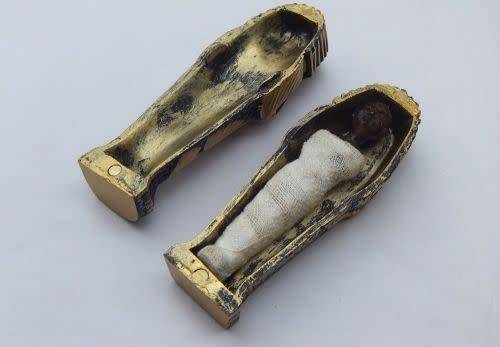 IT`S ALIVE !! NOT REALLY ! A HIGHLY DETAILED EGYPTIAN SARCOPHAGUS ORNAMENT WITH A MUMMY INSIDE !!