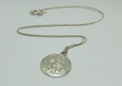 A BEAUTIFULLY DETAILED STERLING SILVER ST CHRISTOPHER PENDANT PLUS A STERLING SILVER NECKLACE !! WOW