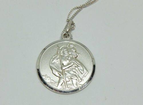 A BEAUTIFULLY DETAILED STERLING SILVER ST CHRISTOPHER PENDANT PLUS A STERLING SILVER NECKLACE !! WOW