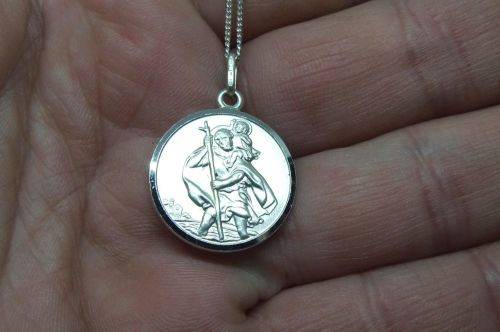 A BEAUTIFULLY DETAILED STERLING SILVER ST CHRISTOPHER PENDANT PLUS A STERLING SILVER NECKLACE !! WOW