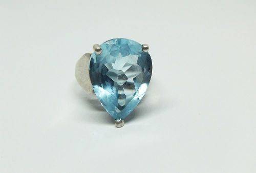 WOW !! AN EXQUISITE SOLID STERLING SILVER RING SET WITH A MAJESTIC FACETED BLUE STONE !! MUST HAVE !