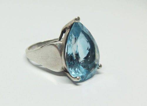 WOW !! AN EXQUISITE SOLID STERLING SILVER RING SET WITH A MAJESTIC FACETED BLUE STONE !! MUST HAVE !