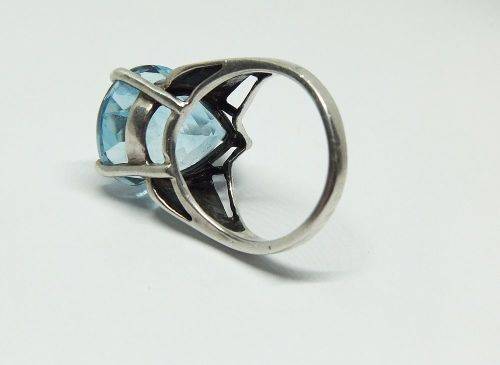 WOW !! AN EXQUISITE SOLID STERLING SILVER RING SET WITH A MAJESTIC FACETED BLUE STONE !! MUST HAVE !