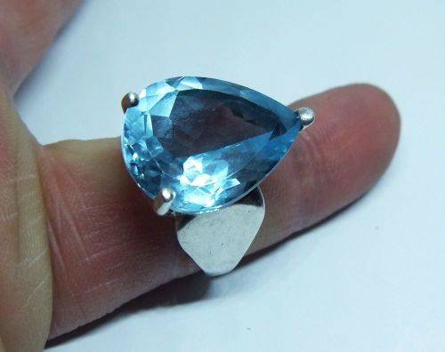 WOW !! AN EXQUISITE SOLID STERLING SILVER RING SET WITH A MAJESTIC FACETED BLUE STONE !! MUST HAVE !