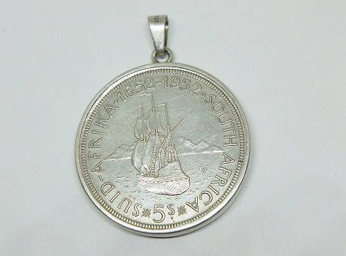 A TOTALLY COOL VINTAGE 1952 SILVER FIVE SHILLING COIN SET IN A STERLING SILVER FRAME PENDANT !! WOW