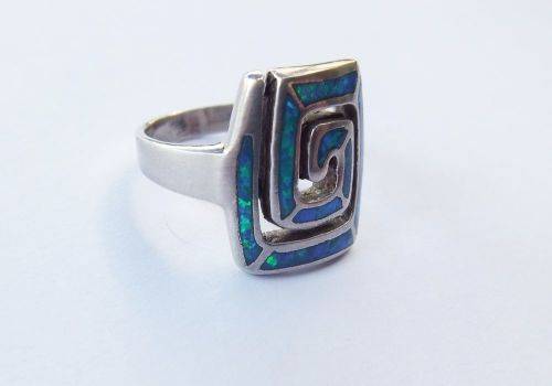 WOW !! AN EYE CATCHING SOLID STERLING SILVER AND FIRE OPAL RING IN EXCELLENT CONDITION !! GREAT FIND