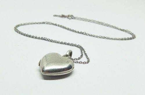 WOW !! A CHARMING STERLING SILVER HEART LOCKET WITH A STERLING SILVER NECKLACE !! GREAT FIND !!