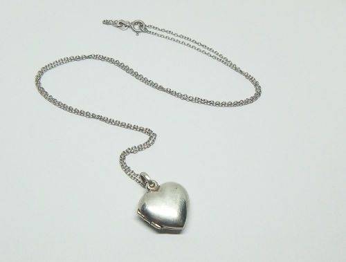 WOW !! A CHARMING STERLING SILVER HEART LOCKET WITH A STERLING SILVER NECKLACE !! GREAT FIND !!