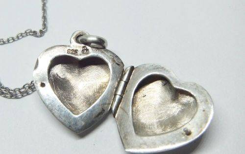 WOW !! A CHARMING STERLING SILVER HEART LOCKET WITH A STERLING SILVER NECKLACE !! GREAT FIND !!