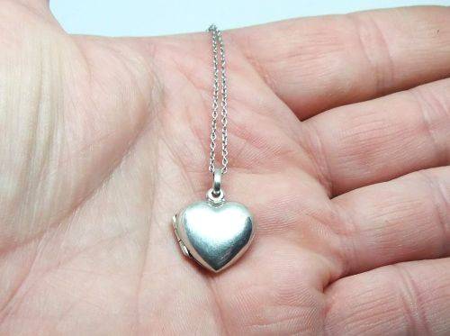 WOW !! A CHARMING STERLING SILVER HEART LOCKET WITH A STERLING SILVER NECKLACE !! GREAT FIND !!