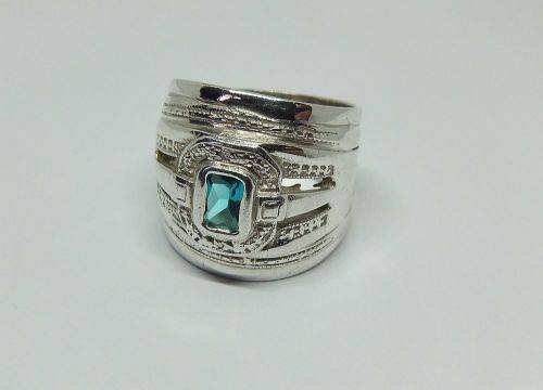 AN EXCEPTIONAL WIDE SOLID STERLING SILVER RING SET WITH A FACETED BLUE STONE IN GREAT CONDITION !!
