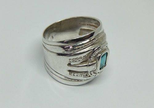 AN EXCEPTIONAL WIDE SOLID STERLING SILVER RING SET WITH A FACETED BLUE STONE IN GREAT CONDITION !!