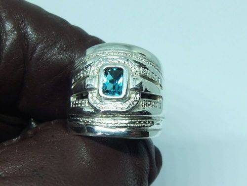 AN EXCEPTIONAL WIDE SOLID STERLING SILVER RING SET WITH A FACETED BLUE STONE IN GREAT CONDITION !!
