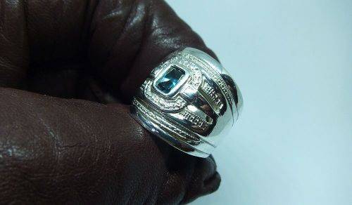 AN EXCEPTIONAL WIDE SOLID STERLING SILVER RING SET WITH A FACETED BLUE STONE IN GREAT CONDITION !!