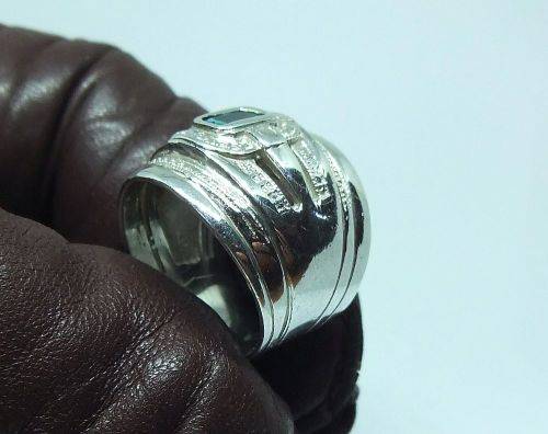 AN EXCEPTIONAL WIDE SOLID STERLING SILVER RING SET WITH A FACETED BLUE STONE IN GREAT CONDITION !!