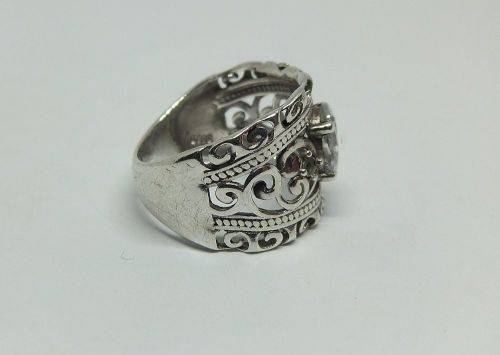 A CHARMING SOLID STERLING SILVER RING SET WITH A FACETED CLEAR STONE !! LOTS OF CURVEY DETAIL !!