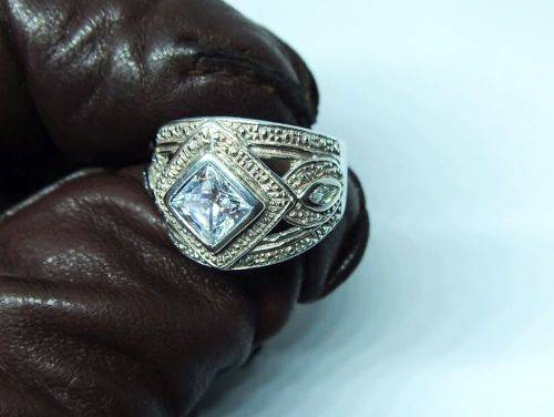 WOW !! A CLASSY SOLID STERLING SILVER RING SET WITH FACETED CLEAR STONES IN GREAT CONDITION !!