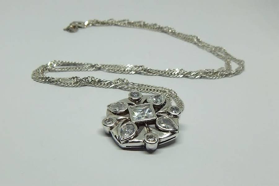 R1 START !! A BEAUTIFUL FACETED CZ SET SOLID STERLING SILVER PENDANT & A STERLING SILVER NECKLACE !!