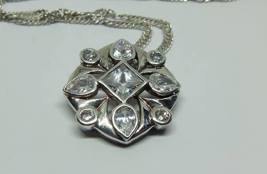 R1 START !! A BEAUTIFUL FACETED CZ SET SOLID STERLING SILVER PENDANT & A STERLING SILVER NECKLACE !!
