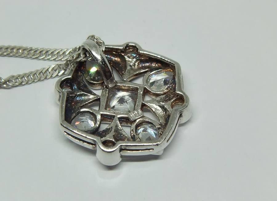 R1 START !! A BEAUTIFUL FACETED CZ SET SOLID STERLING SILVER PENDANT & A STERLING SILVER NECKLACE !!