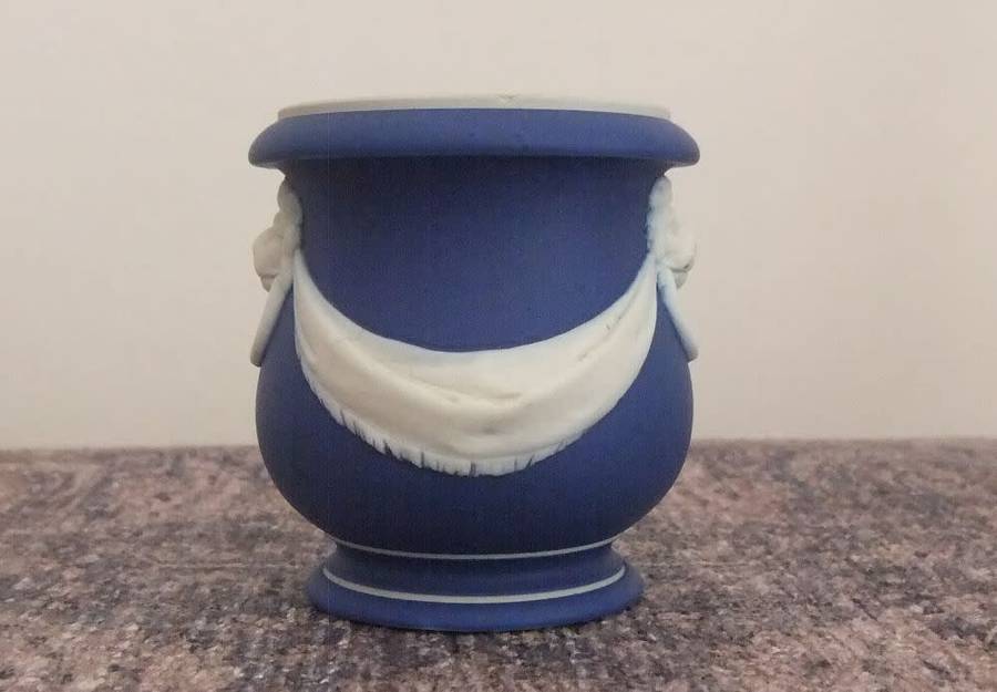EARLY 1900`S - A STUNNING DARK BLUE WEDGWOOD JASPERWARE URN STYLE POSY VASE !! RARE FIND !!